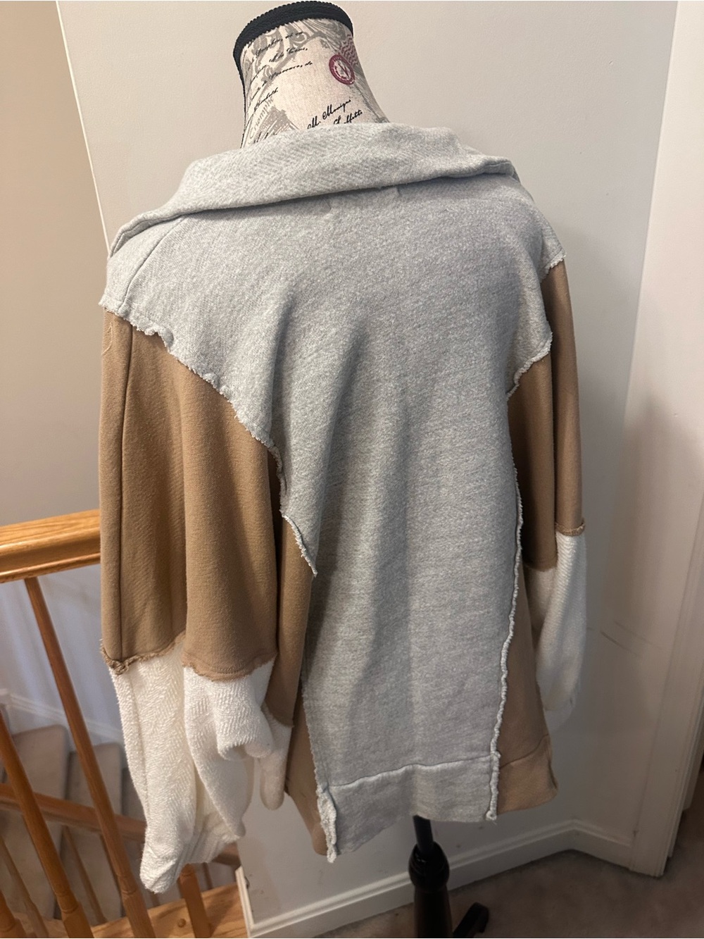 BUCKETLIST Colorblock Open-Front sweater in Gray, Tan, White